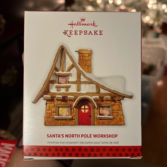 2013 Hallmark KEEPSAKE - Santa's North Pole workshop ornament - Picture 1 of 7